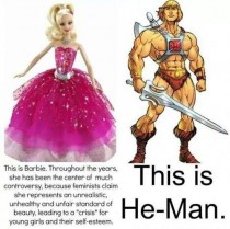Ceci est Barbie. Au cours des dernières années elle a été l'objet de controverses car les féministes considèrent qu'elle représente un standard de beauté irréaliste, maladif et injuste qui diminue l'estime-de- soi des petites filles. Et à côté d'elle, Musclor.