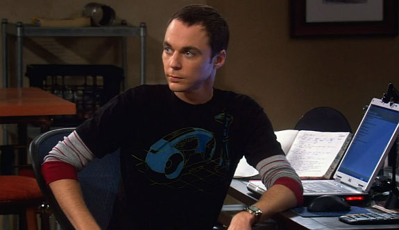 Sheldon Cooper et l’un de ses fameux tee-shirts, sans doute en vente sur Urban Outfitters ou sur Rad.